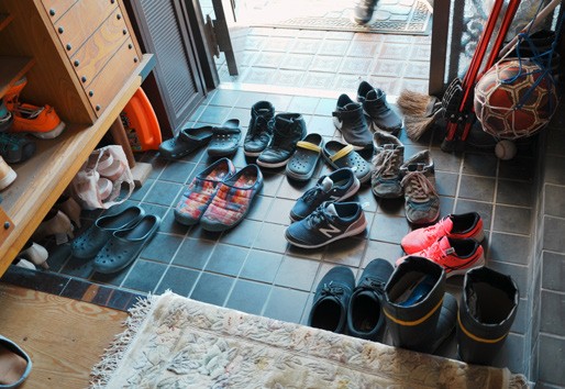 「ミズタマリ」の玄関は、今にも外に駆け出していきそうな子どもたちの靴で溢れていた。